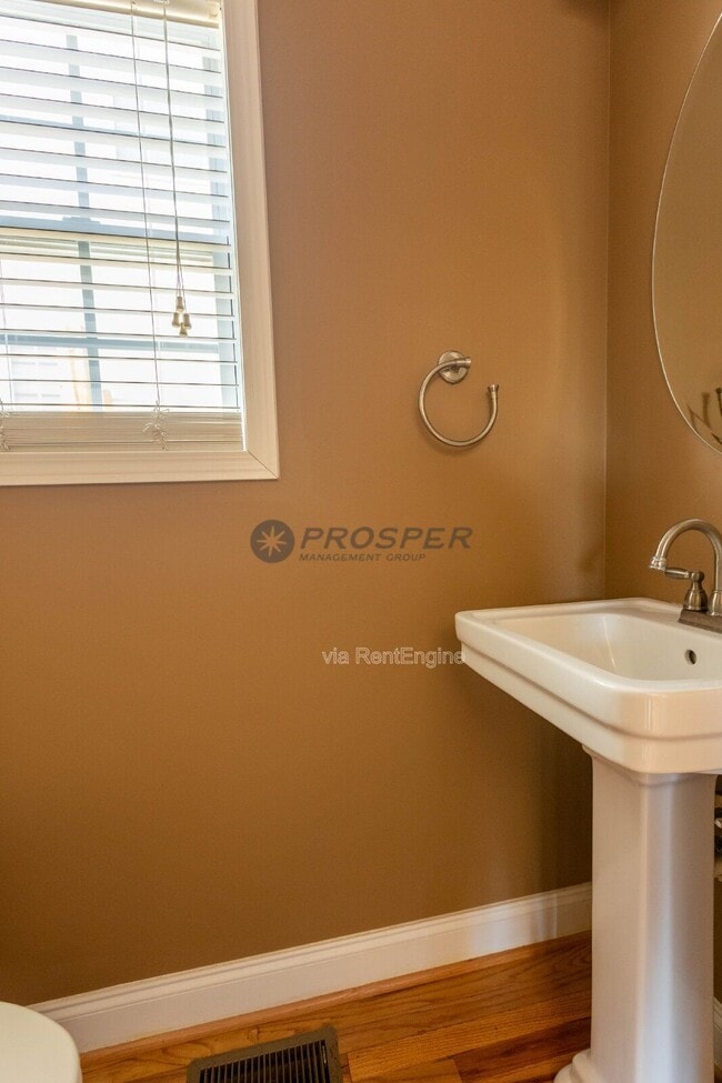 Photo - 102 Wellington Ave