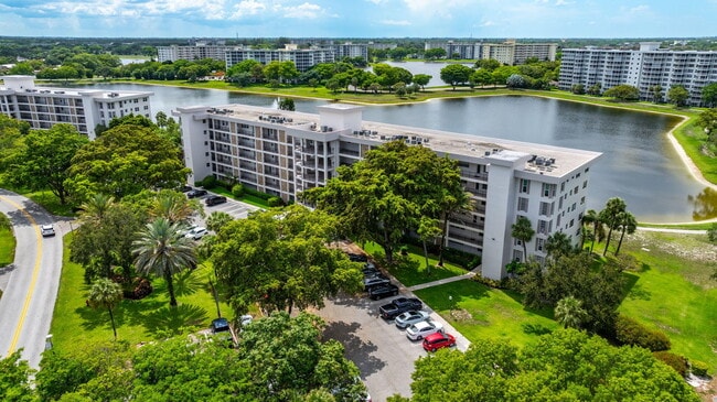 Building Photo - 2751 N Palm Aire Dr Unit 304