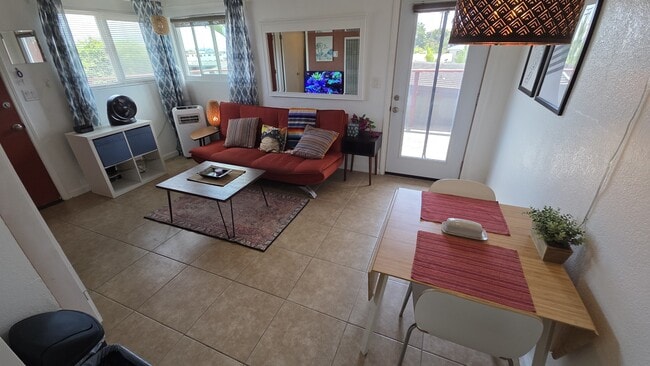 2766 Island Ave Unidad 2766-C Red Door