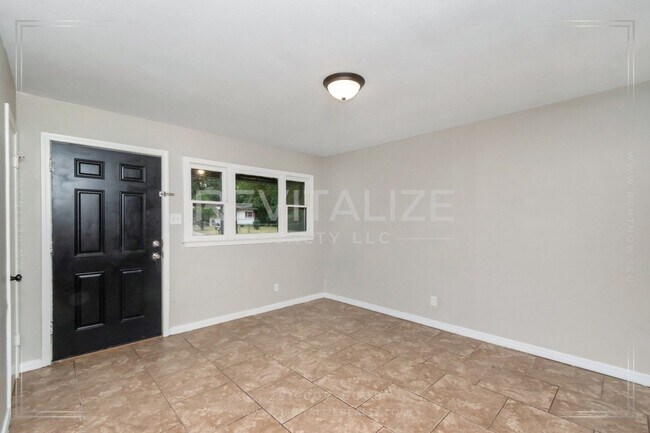 Photo - 3 Bed/1 Bath Home with Large Yard and Fence!