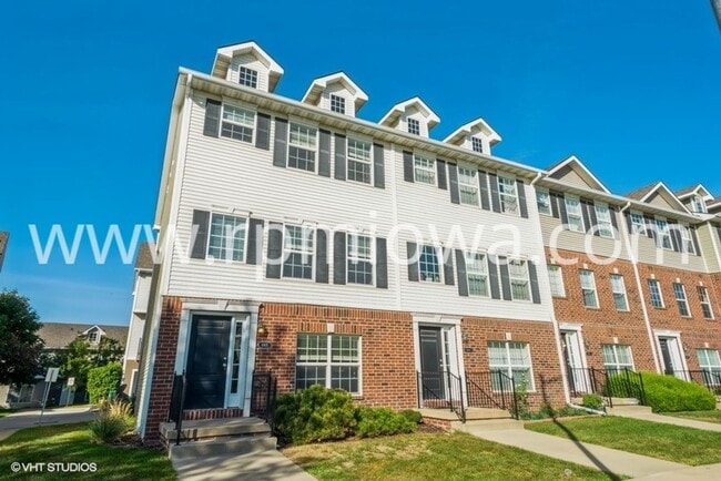 Building Photo - TONS OF SPACE!! 4 Bedroom, 3.5 Bath Townhome in Johnston