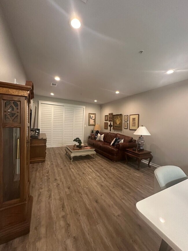 Photo - Beautiful Condo walking distance to Grand ...