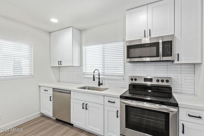 Photo - 103 W Broadway Rd