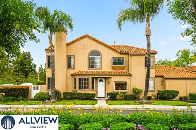 Building Photo - Fully Furnished Townhome with Attached Gar...