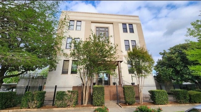 Building Photo - 1100 Harvard St Unit 14