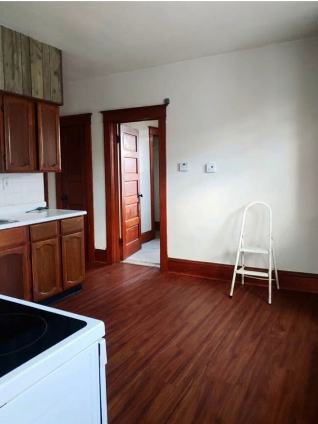 Building Photo - 98 2nd Ave Unit 1b