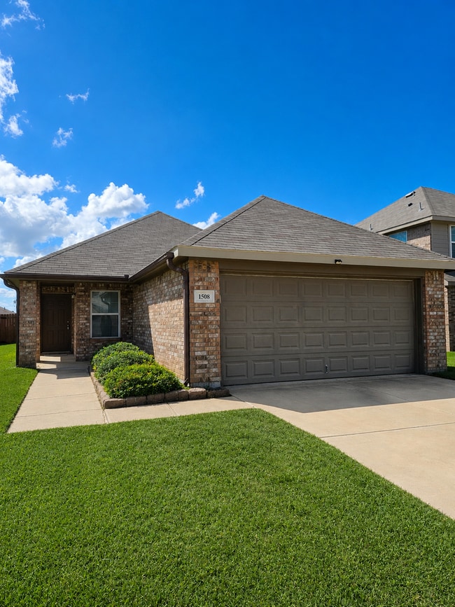 Building Photo - Pleasant 3 Bed / 2 Bath Home AVAILABLE NOW to rent in Ennis, TX