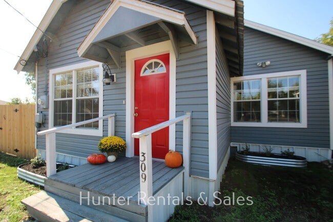 Building Photo - Charming Nolanville Cottage Rental