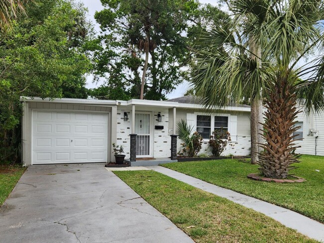 Cute 2 Bedroom 1 Bathroom House - Cute 2 Bedroom 1 Bathroom House