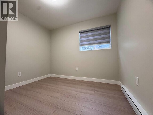 Photo - 6869 Gladstone St