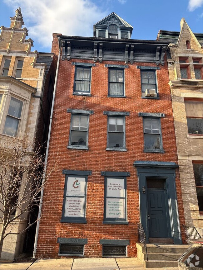 Building Photo - Spacious Efficiency in Downtown York City ... Rental