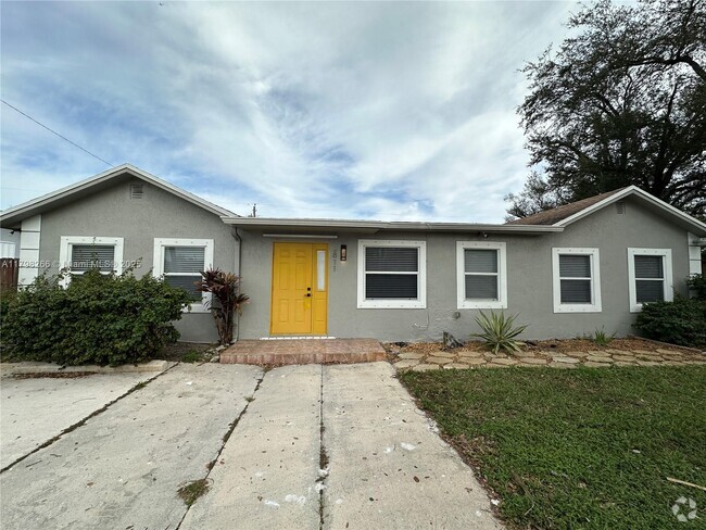 Building Photo - 2811 NW 88th St Unit 1 Rental