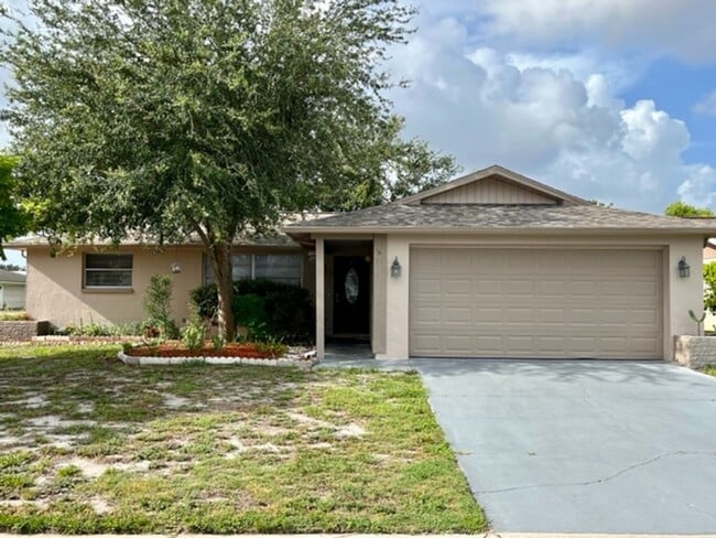 Building Photo - Beautiful 2/2 with Sun Room Port Richie Home