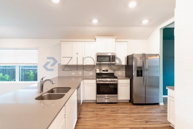 Photo - 206 Silver Glen Dr