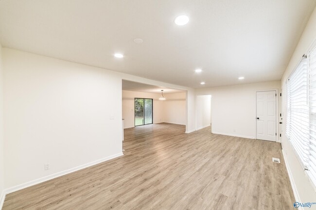 307 Meadowbrook Dr SE