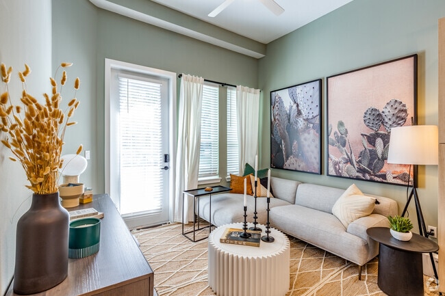 1 BR, 1 BA - 775SF