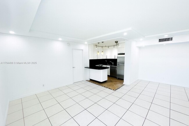 Photo - 1050 SE 15th St Unit 307