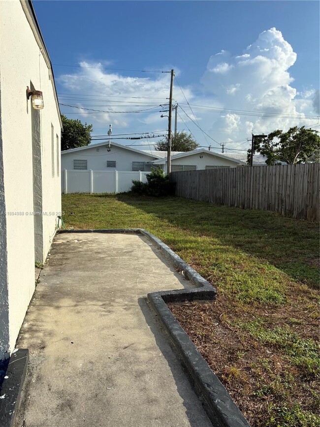 Photo - 550 NW 15th Ct