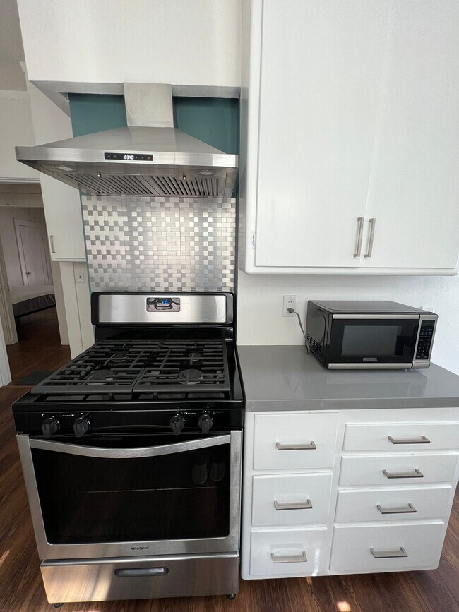 Photo - 1694 Oxford St