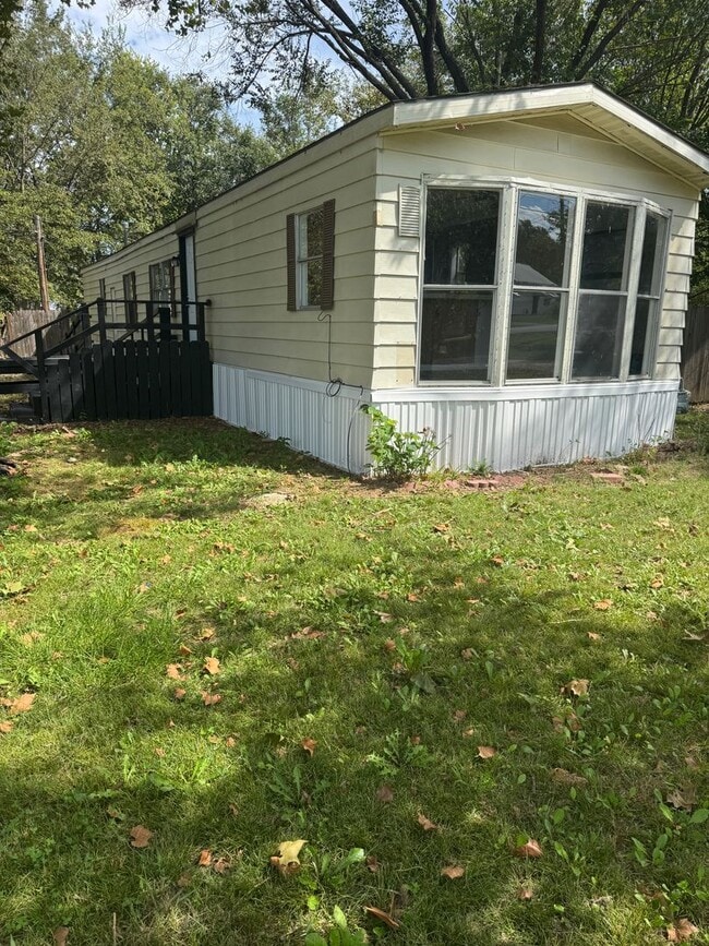 Building Photo - 328 NE Roselawn Ave