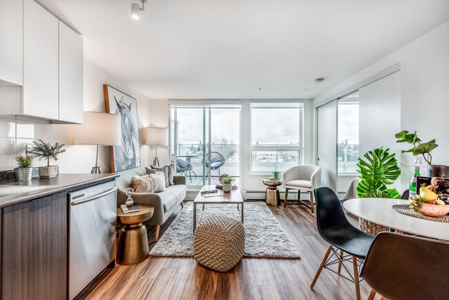 Photo - 3583 Kingsway