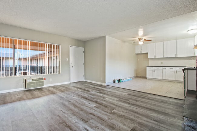 Photo - 15464 Moorpark St