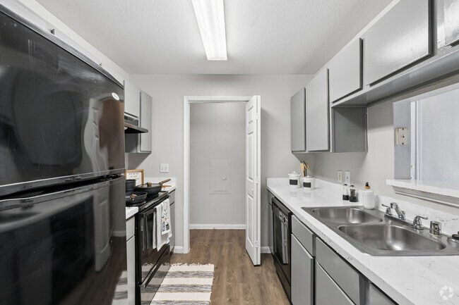 2BR, 2BA - 901SF - Kitchen