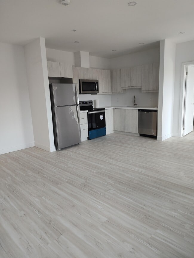 Photo - 408 Dundas St S