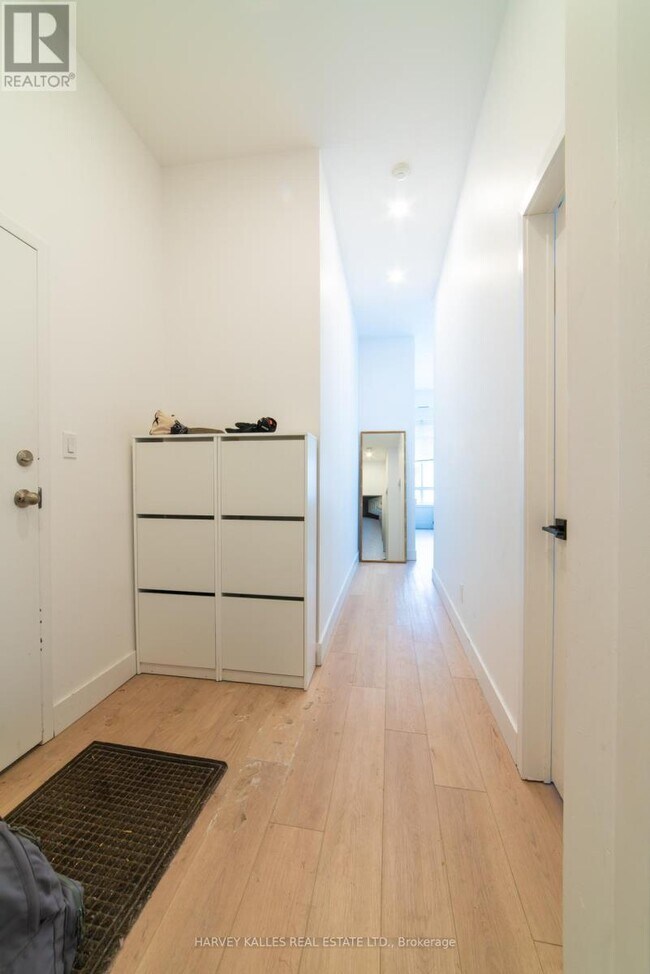 Photo - 409 College St