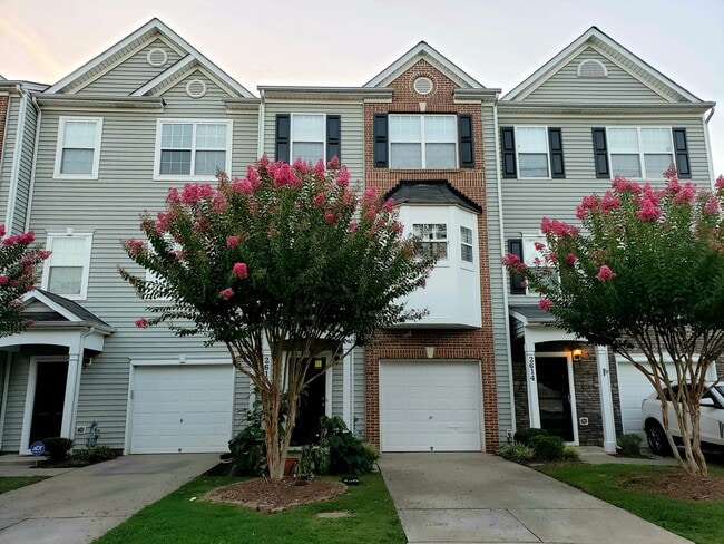 Building Photo - 3 Bed, 3.5 Bath Townhome with Garage!