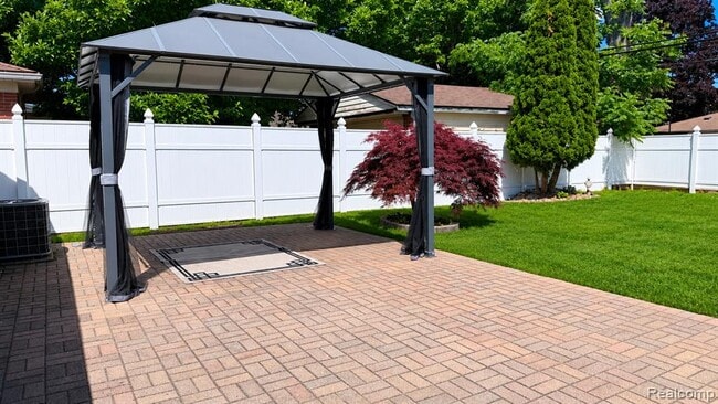 Photo - 25038 Chernick St
