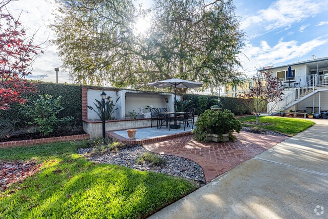 Courtyard - Green Leaf Apartments