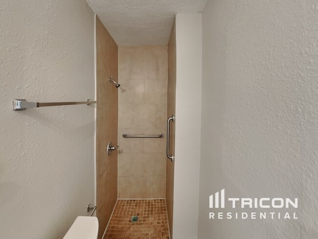 Photo - 1440 Overlea St