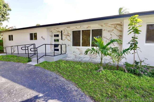 842 NE 154th St