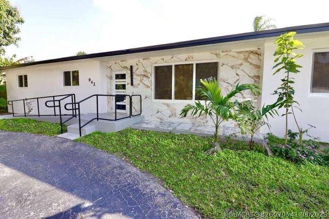 Photo - 842 NE 154th St