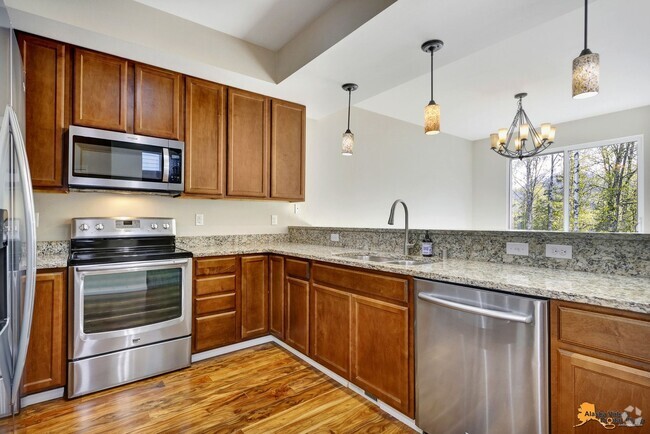 Building Photo - Beautiful 3-Bedroom Half Duplex in Eagle R... Rental