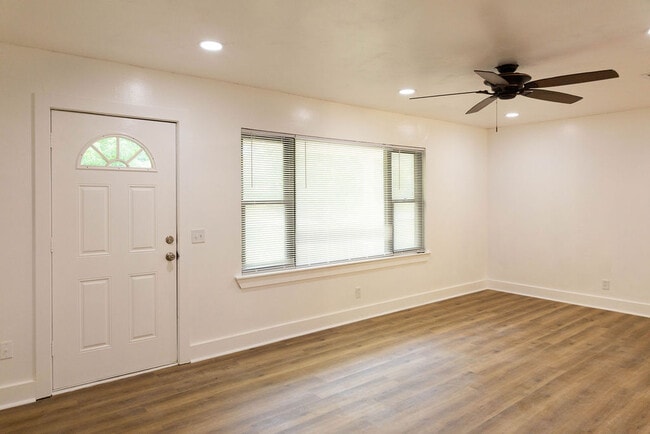 Photo - 2321 Laverne Ave