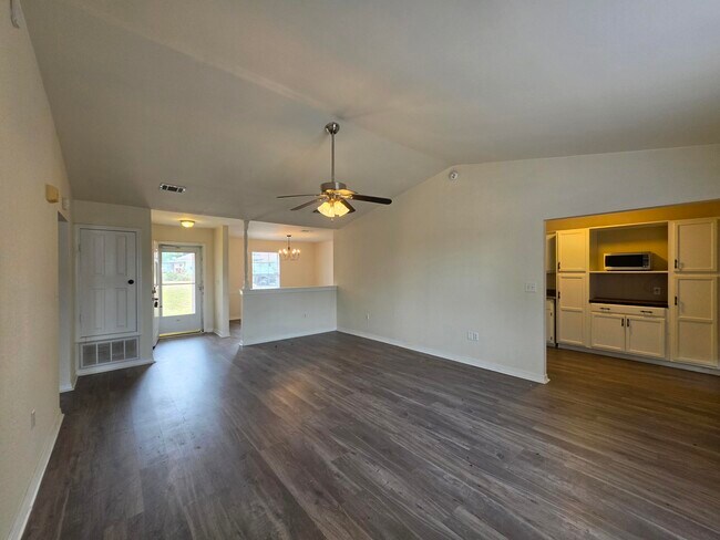 Photo - 404 Riverchase Blvd