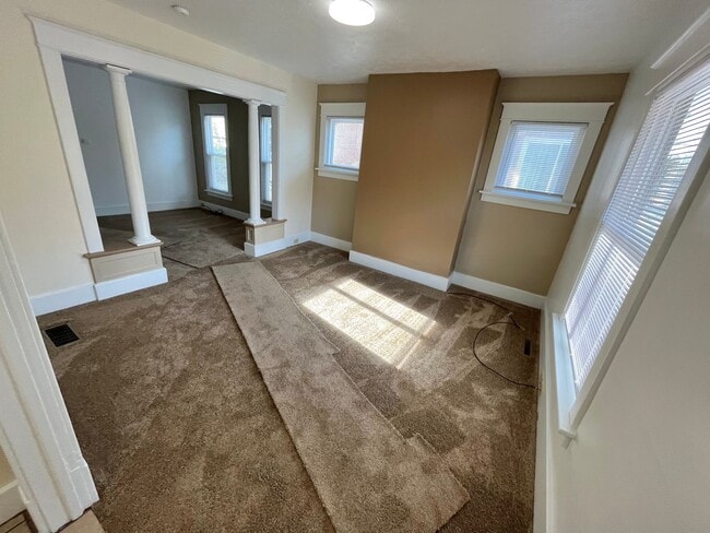 Building Photo - 306/308w2nd Unit 306