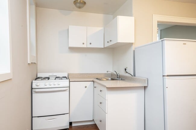 Building Photo - 28 Balmoral Ave. Unit 109