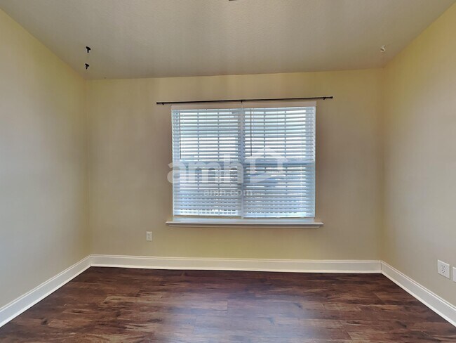 Photo - 230 Barberry Ln