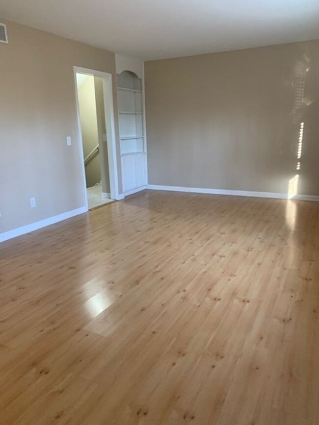 Photo - Large 3 Bedroom 2.5 Bath Townhome in Prime Location