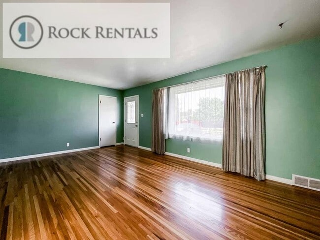 Photo - Updated 4 Bed 1 Bath near City Center