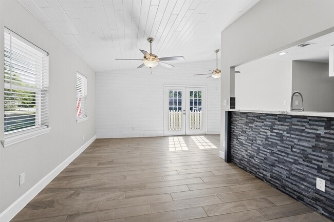 Photo - 909 Stewart St
