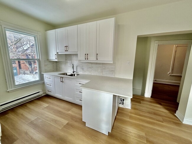 Photo - 157 Hess St S