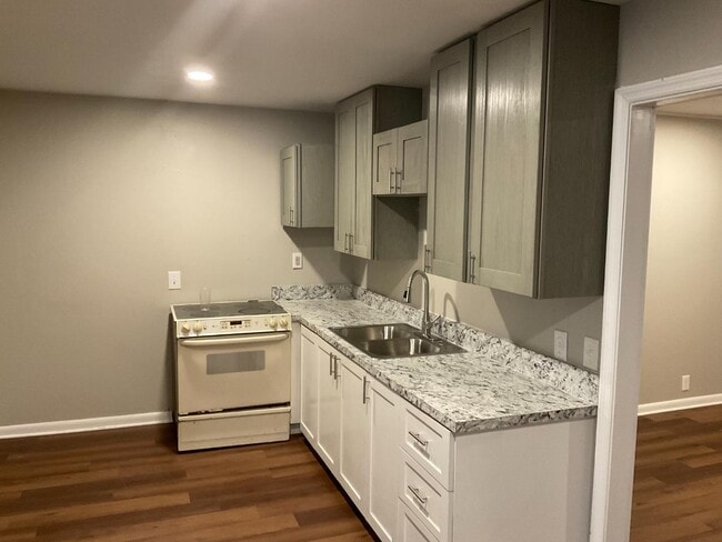 Photo - 184 SW Warren Ave