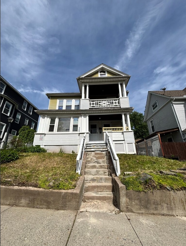 Beautifully maintained two-family house - Beautifully maintained two-family house