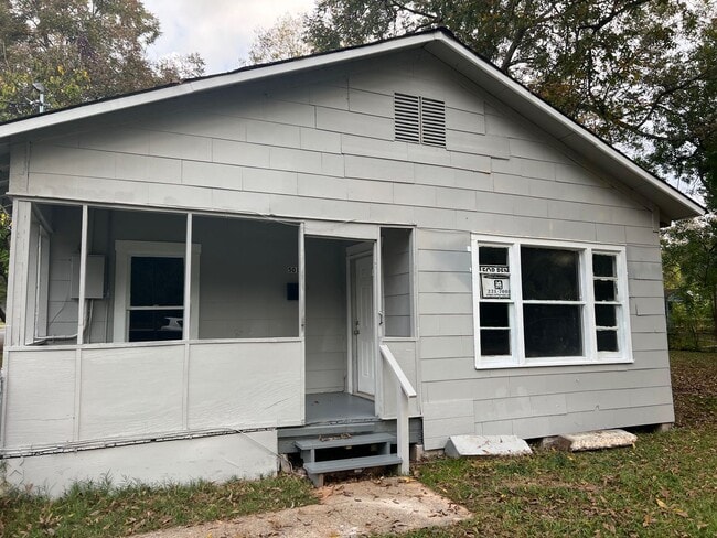 Building Photo - Large 4 Bedrooms 2 Bathrooms