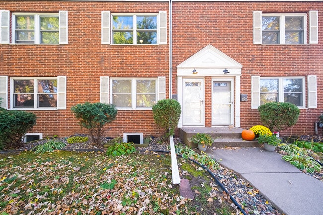 Photo - 2040 Montreal Ave