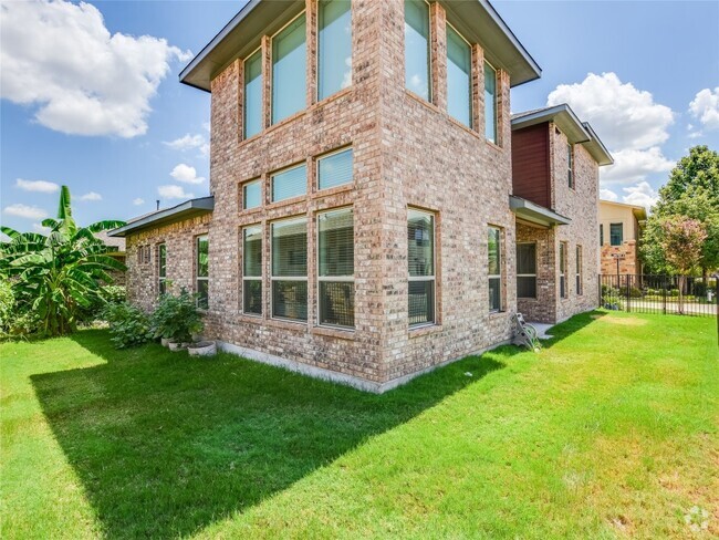 Building Photo - 301 Jeffrey David Ln W Rental